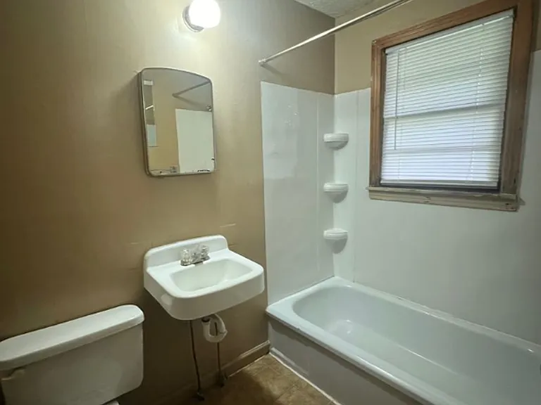 1031 S Emporia Ave — Photo 6