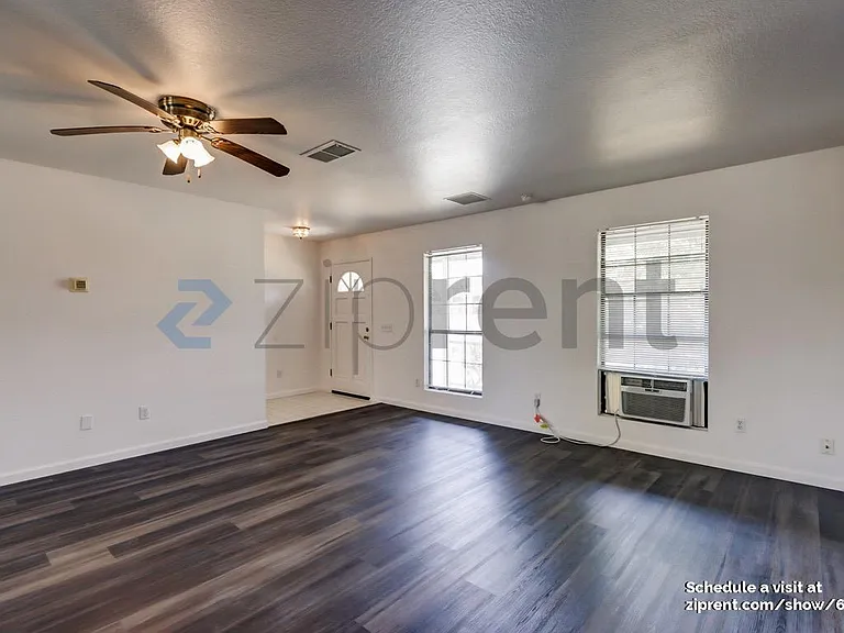 168 W Adams St — Photo 8