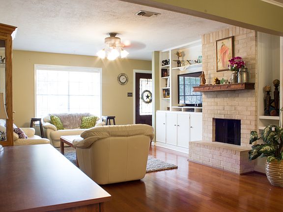 Living room -front door