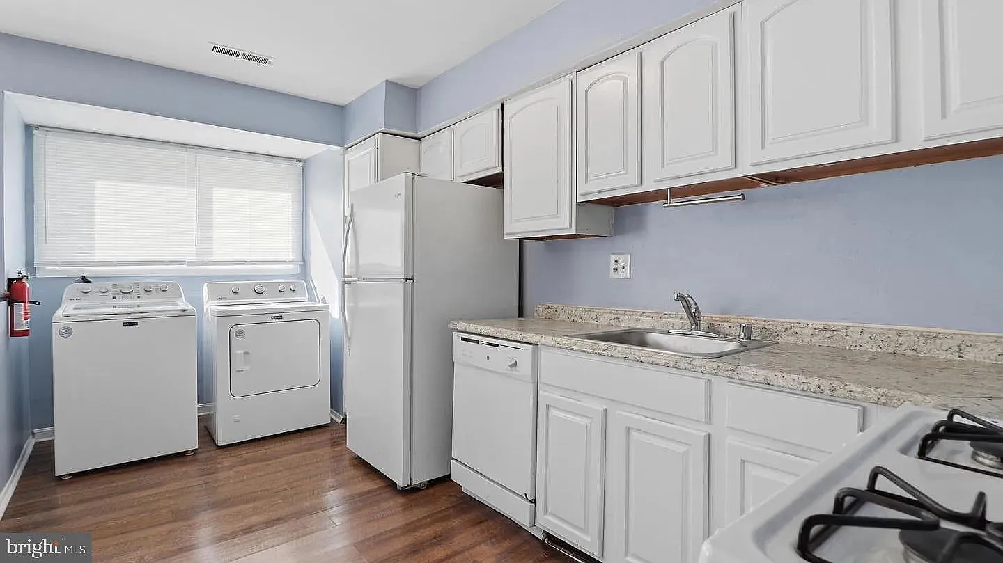 3 bed, 1.5 bath, 1036 sqft, $2,500 — Photo 4
