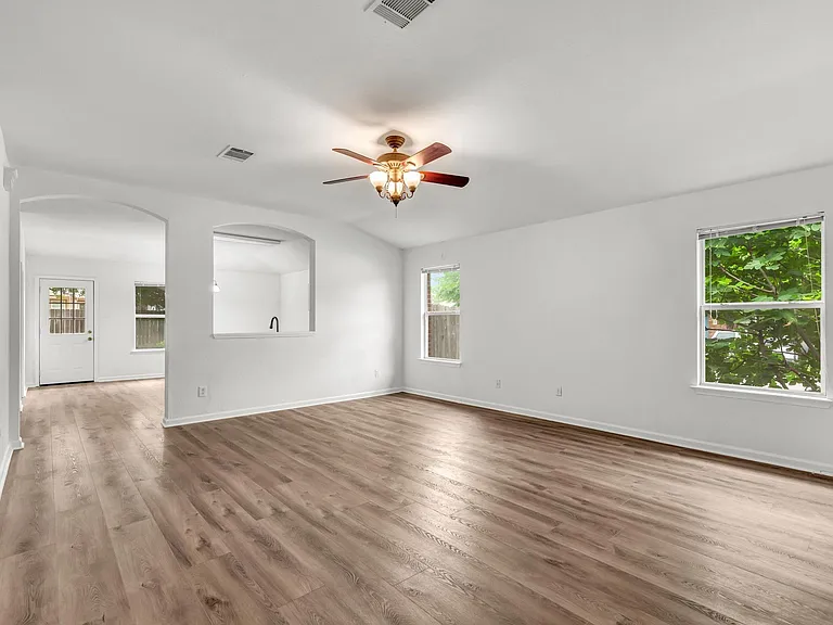 609 Golden Gate Dr — Photo 5