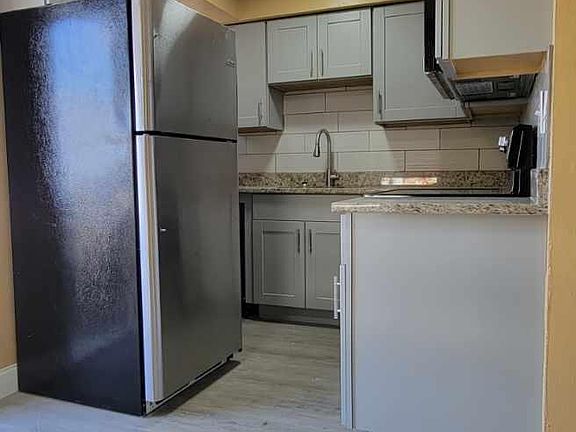 4th image of 2410 Linhart Ave