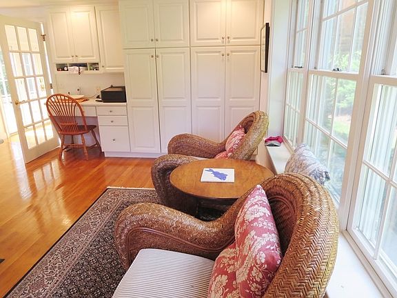 Sitting area and work station- WIFI included