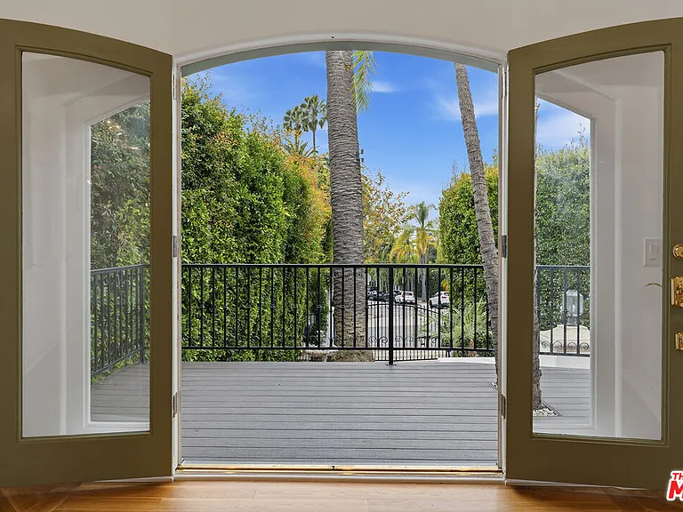 1200 N Doheny Dr — Photo 9