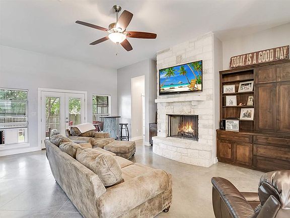 3rd image of 1004 Laurel Oak Cir