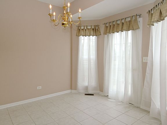 4th image of 2162 Yale Cir