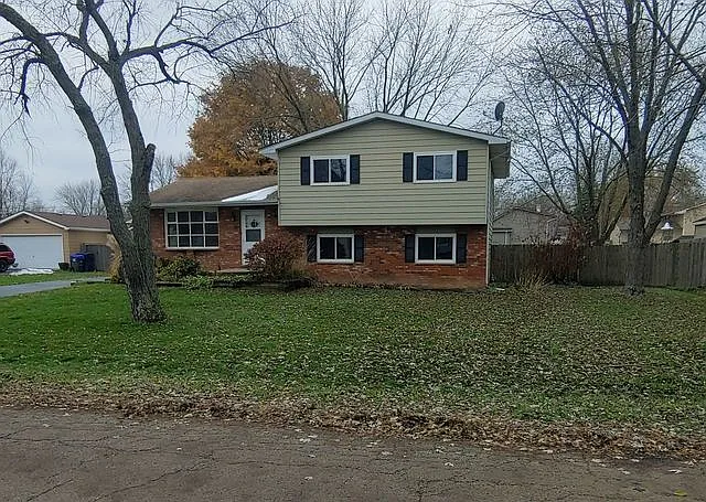 38078 N Manor Ave photo 1