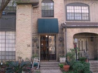 28 Bayou Pointe Dr, Houston, TX 77063