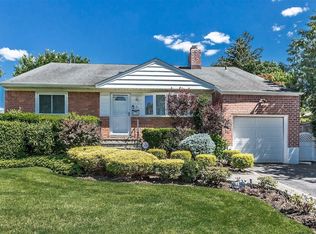 6 Irene Ln N, Plainview, NY 11803