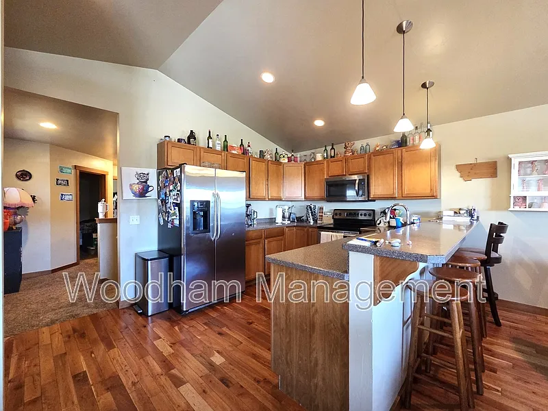 3 bed, 3.0 bath, 1885 sqft, $2,500 — Photo 2