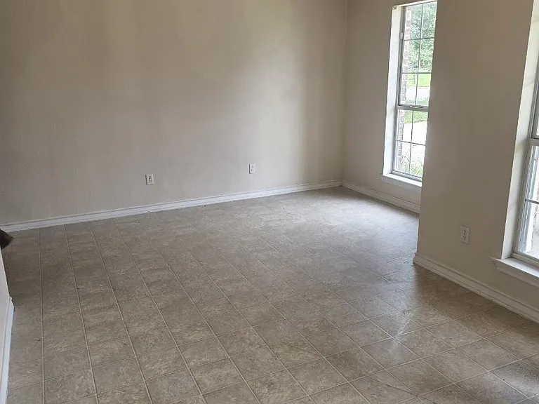 1000 N Brents Ave — Photo 5