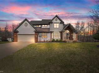 633 Woodhaven Dr, Cuyahoga Falls, OH 44223