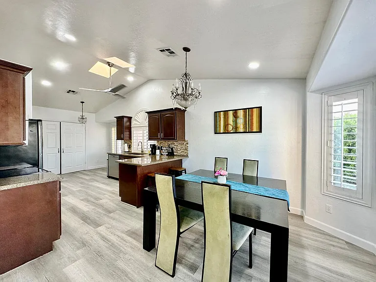 1020 E Hearne Way — Photo 6