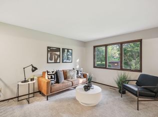 1022 Eastview Cir, Shakopee, MN 55379