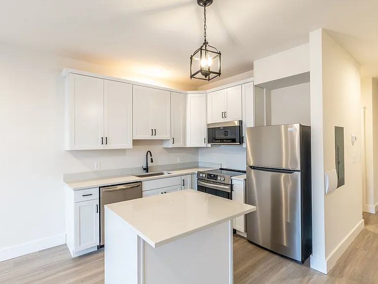 1135 Rose Hill Dr — Photo 1