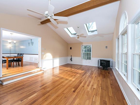5th image of 1121 Ruby Dr