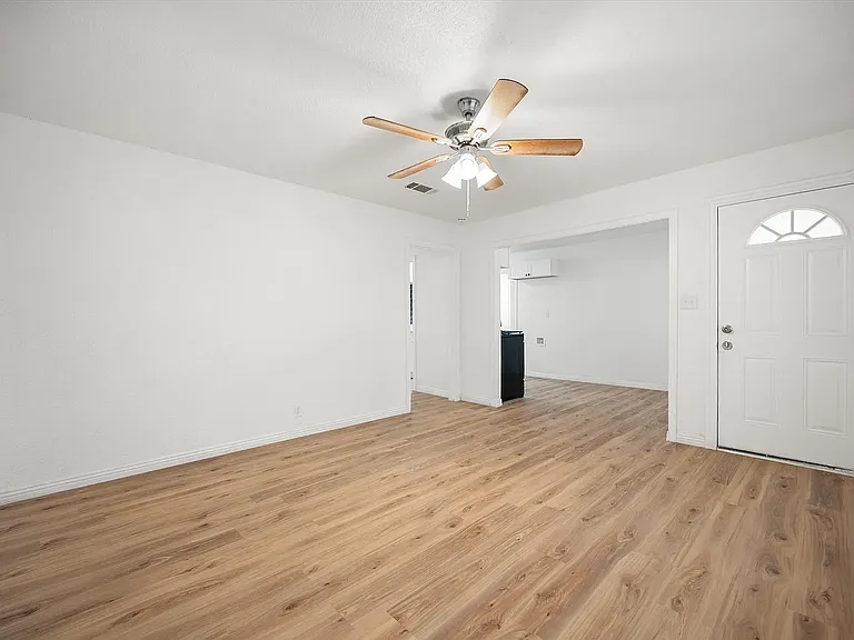 1417 Hamsted St — Photo 2