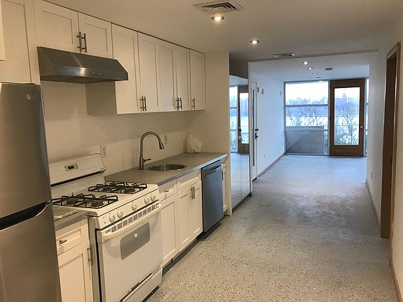3rd image of 132 Pine St APT 2