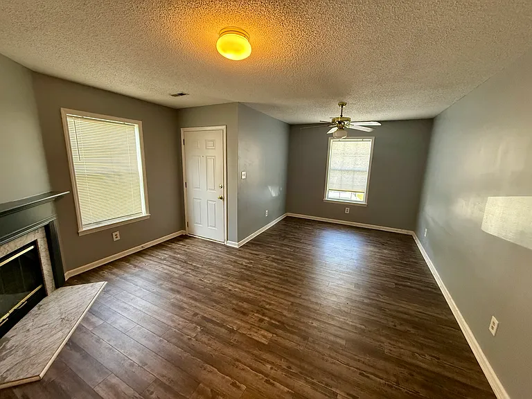 1053 Farm Pond Ln — Photo 3