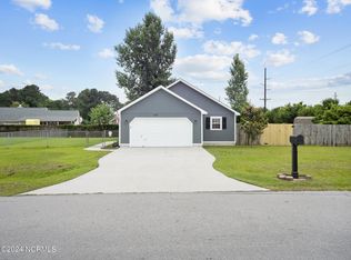 102 Parnell Rd, Hubert, NC 28539