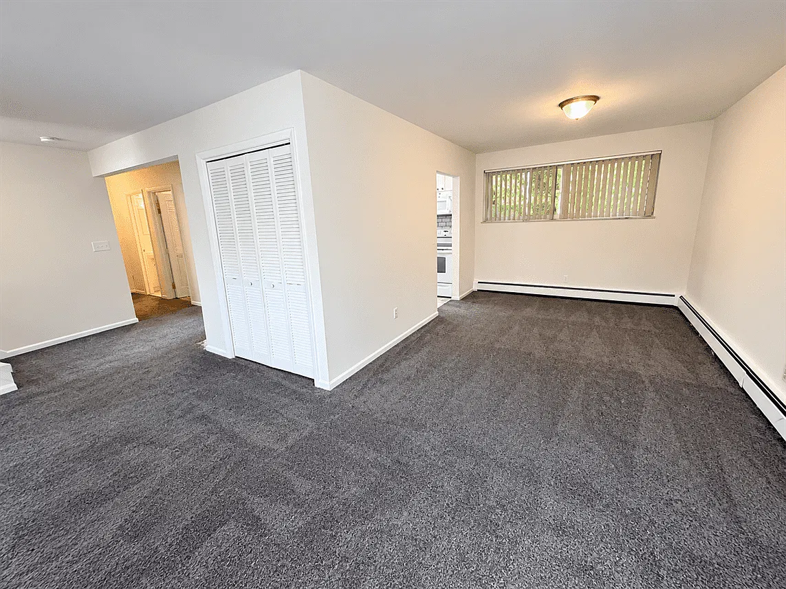 3 bed, 1.5 bath, 1372 sqft, $2,295 — Photo 3