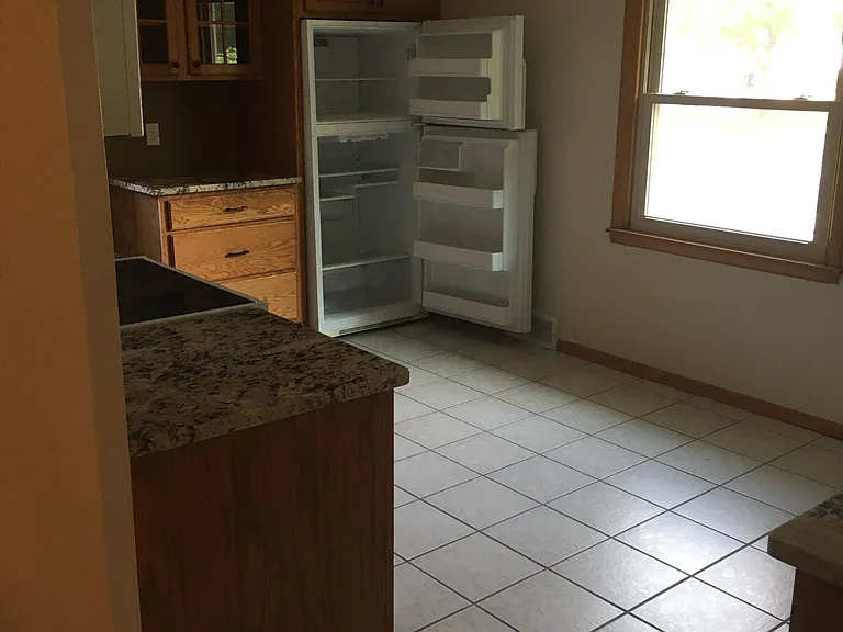 560 Kelly St — Photo 3