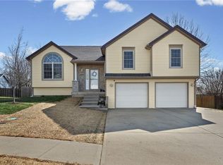 654 Holiday Ln, Lansing, KS 66043
