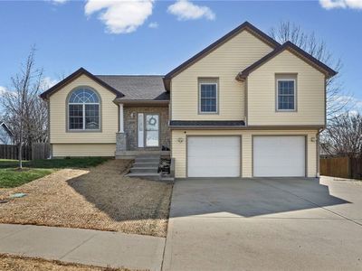 654 Holiday Ln, Lansing, KS, 66043