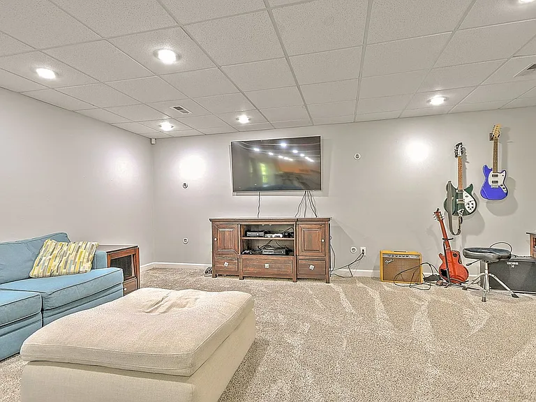 9 Wayland Ct — Photo 48