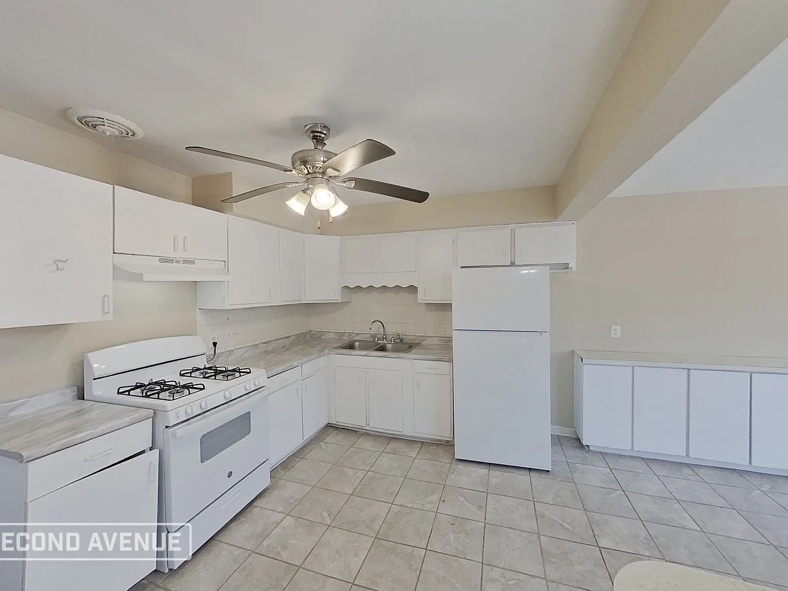 3 bed, 2.0 bath, 1956 sqft, $1,395 — Photo 2