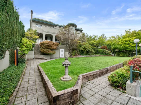 828 Beachview Dr, North Vancouver, BC V7G 1R1