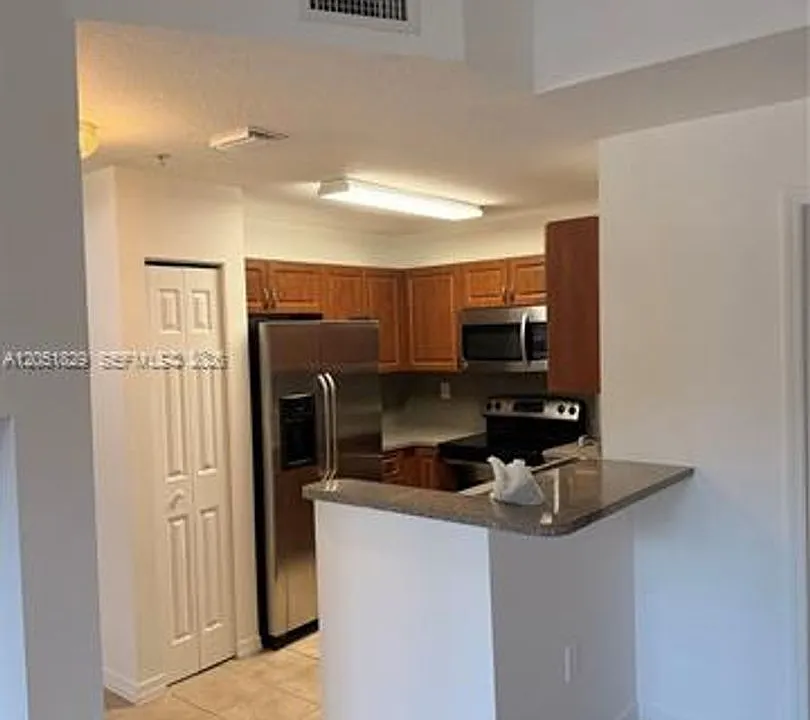 906 SW 143rd Ave #Townhouse 2005