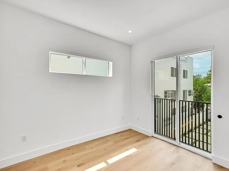 5022 Cahuenga Blvd — Photo 22