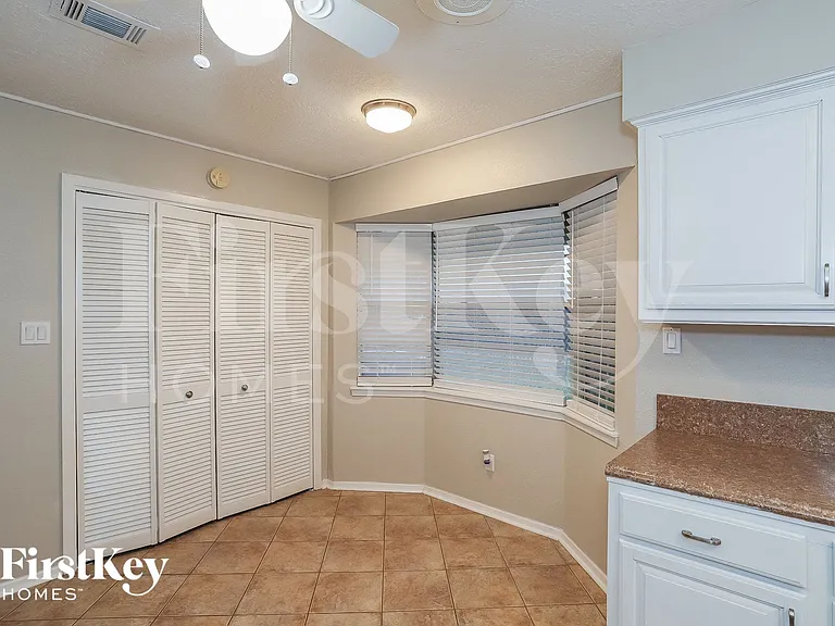 613 W Castle Harbour Dr — Photo 5