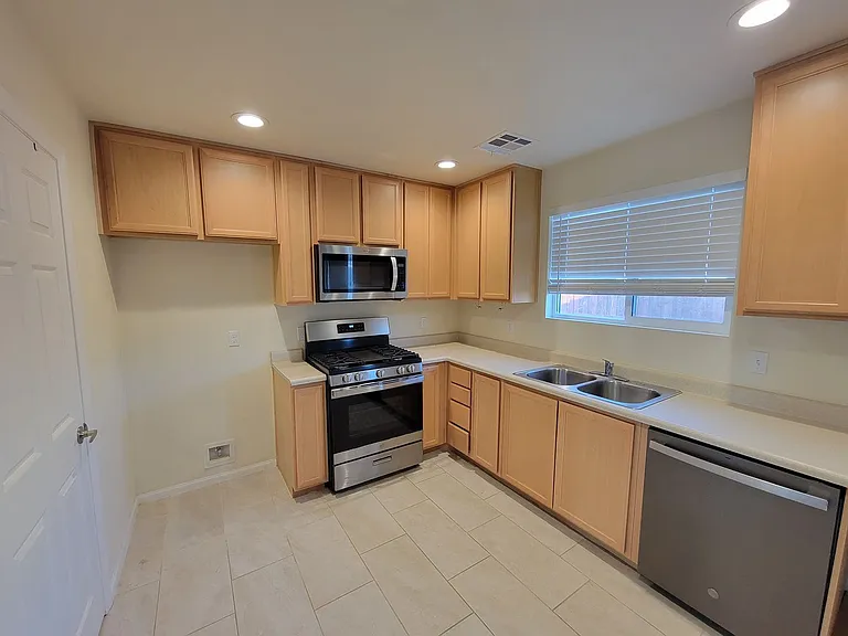2728 Brighton St — Photo 4