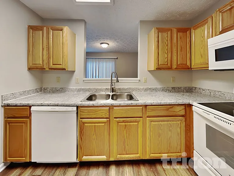 4468 Connaught East Dr — Photo 5