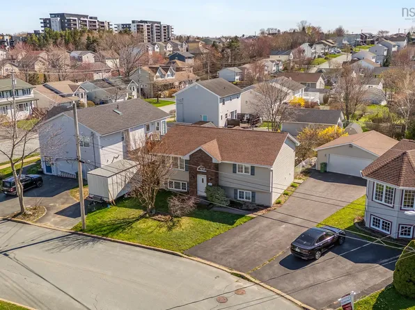 3 Fury Dr, Dartmouth, NS B3A 4Y1