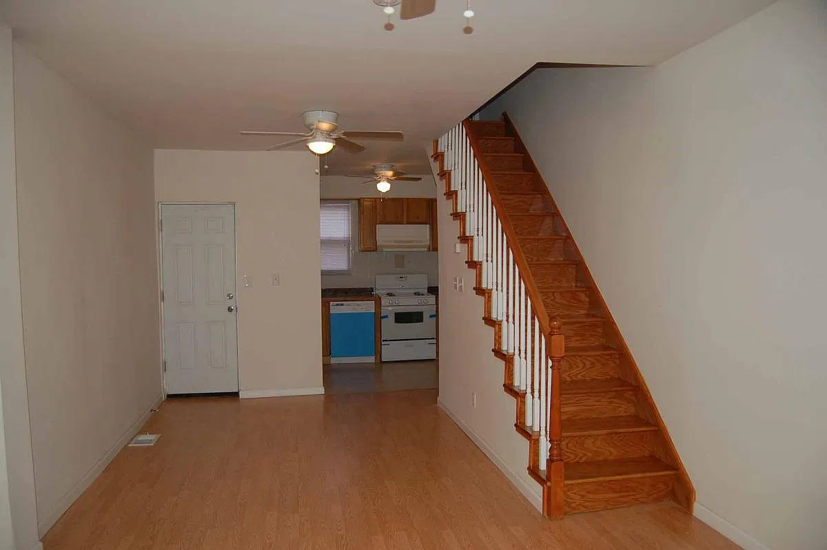 2 bed, 702 sqft, $1,300 — Photo 3