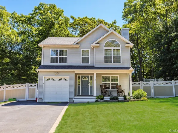 27 Cleveland Avenue, Selden, NY 11784