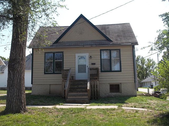 1st image of 302 E Hickory St