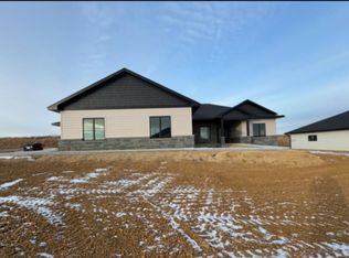 1214 Mina Dr, Peosta, IA 52068