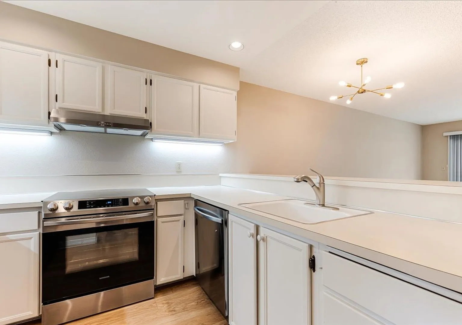 Beautiful 2 bedroom 2 bath condo available September! — Photo 3