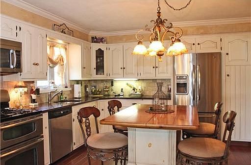 Eat-in-Kitchen