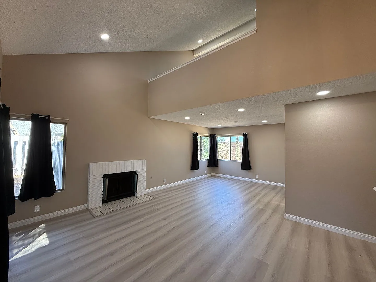 West Palmdale 4 Bedroom + 3 Bathroom !! — Photo 2