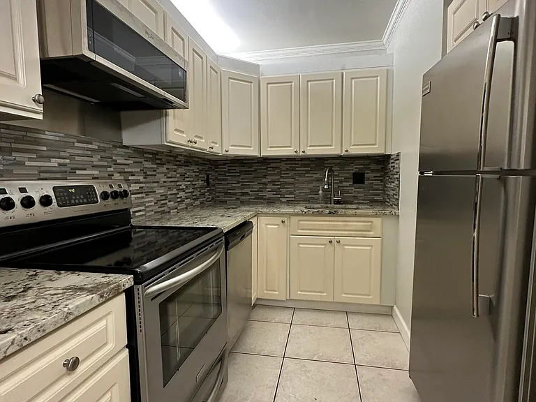 555 SE 8th St #151 — Photo 9