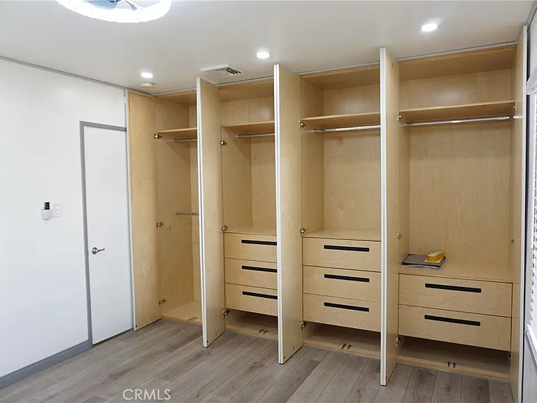 5540 Balboa Blvd — Photo 25