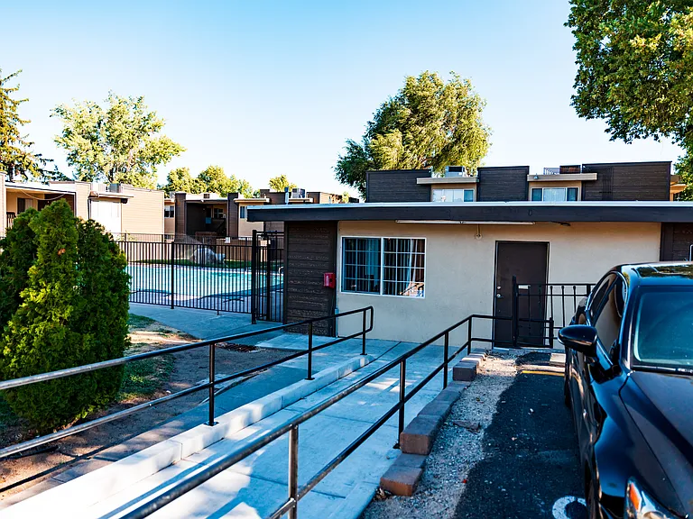 Fairway Park Manor — Photo 8