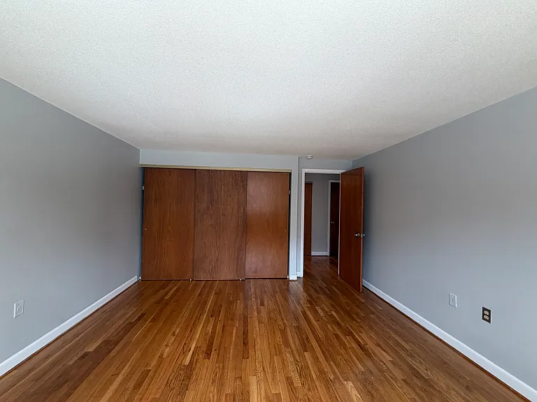 138 Store Ave #3R — Photo 7
