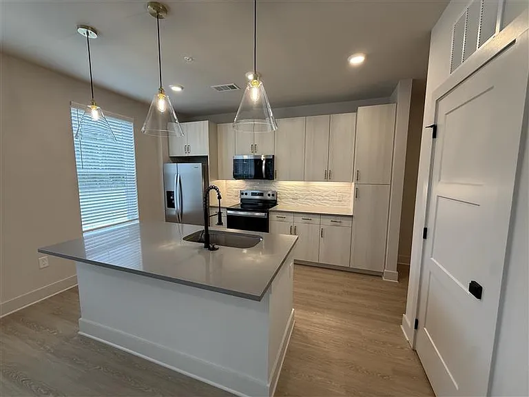 District on the Etowah Apartments — Photo 908