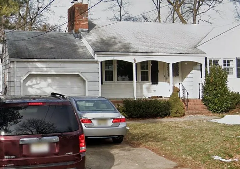 46 Middlesex Ave — Photo 1